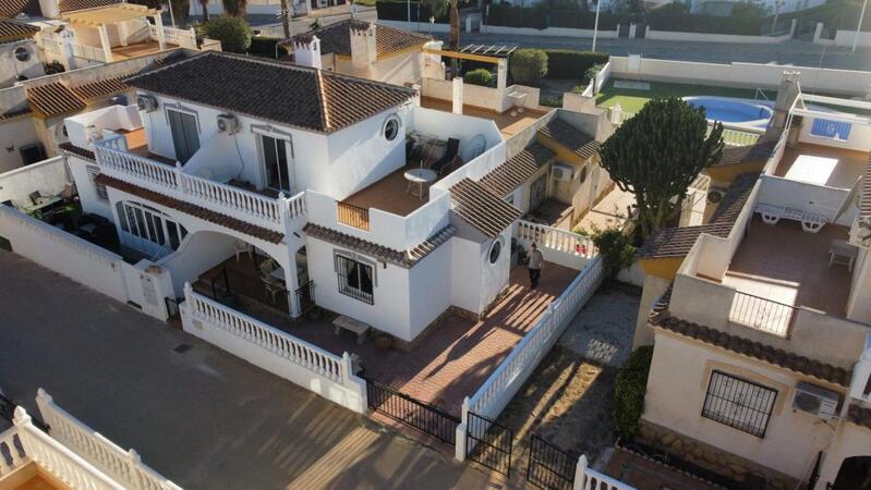 Villa en venta en La Zenia, Alicante