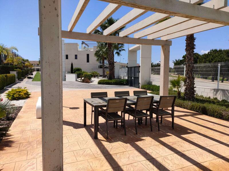 Villa til salgs i Playa Flamenca, Alicante