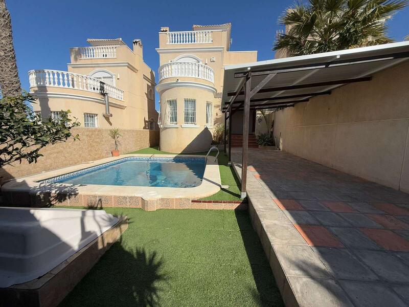 Villa Te koop in Playa Flamenca, Alicante