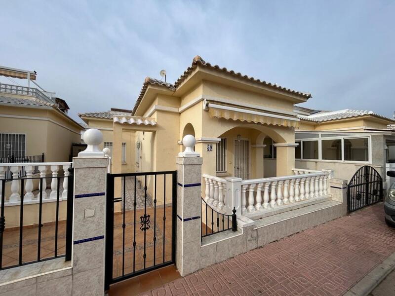 Villa til salgs i Torrevieja, Alicante