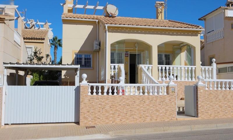 Villa til salg i Playa Flamenca, Alicante