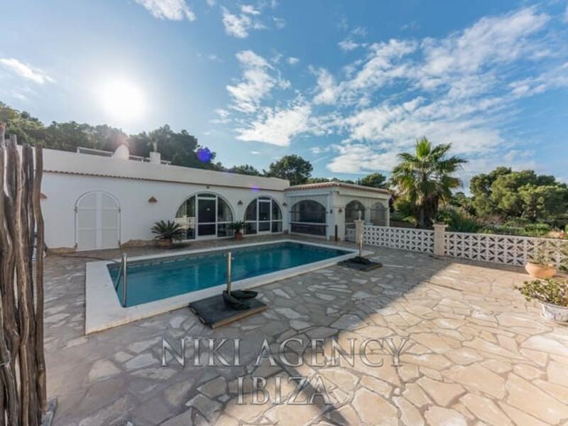 Villa til salg i Cala Portinax, Ibiza