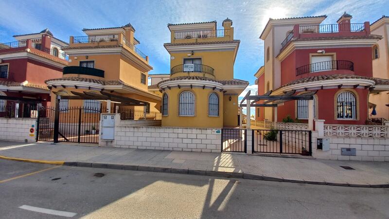 Villa en venta en Los Montesinos, Alicante