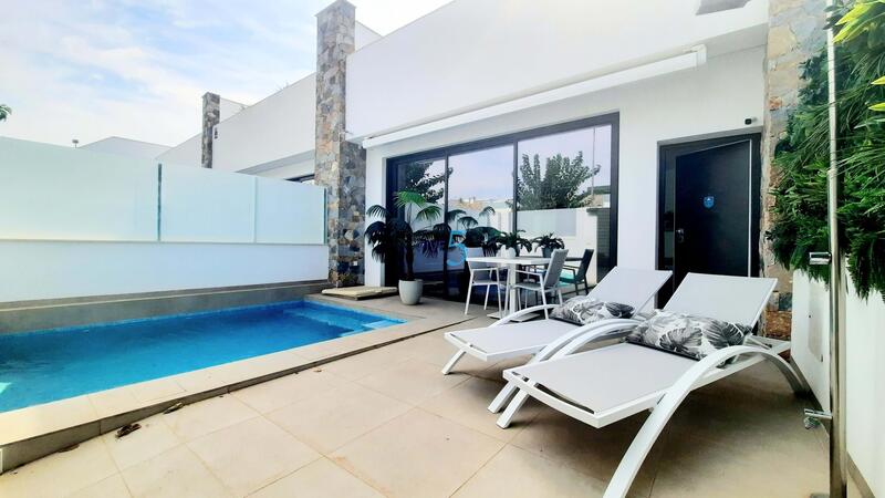 Villa for sale in Pilar de la Horadada, Alicante