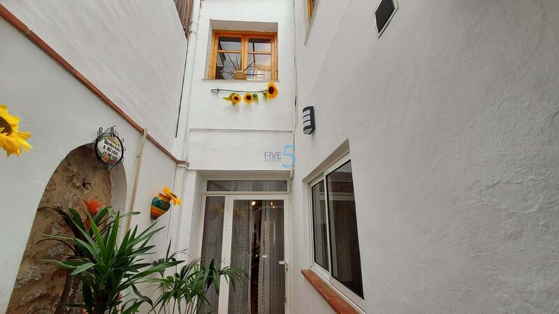 4 bedroom Townhouse for sale