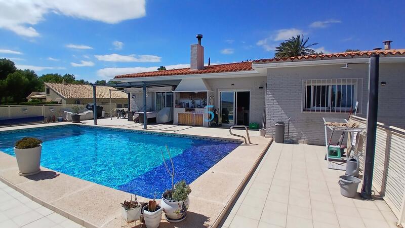 Villa for sale in La Nucia, Alicante