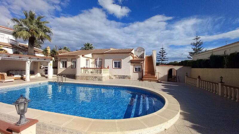 Villa en venta en Torrevieja, Alicante