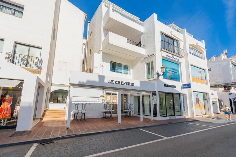 Apartamento para alquiler a largo plazo en Puerto Banus, Málaga