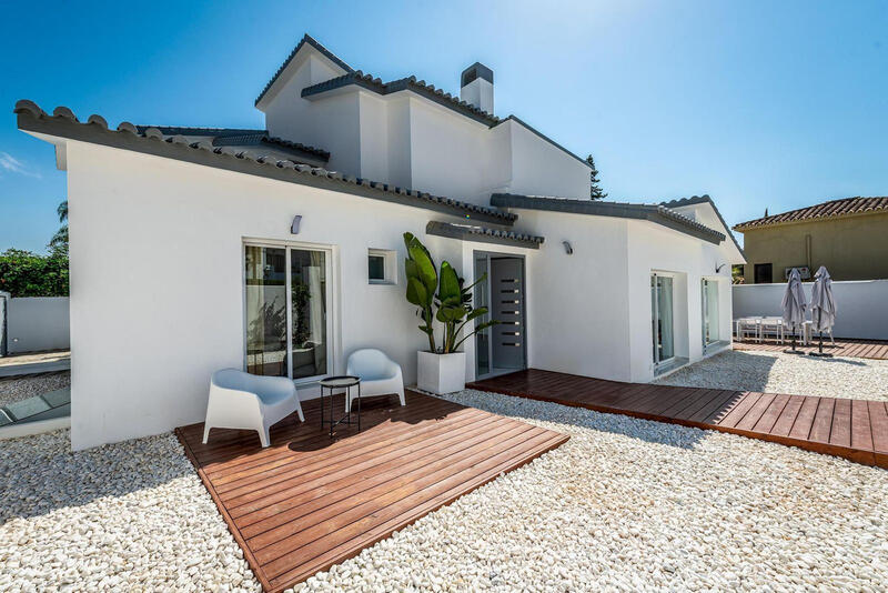 Villa for sale in El Paraiso, Málaga