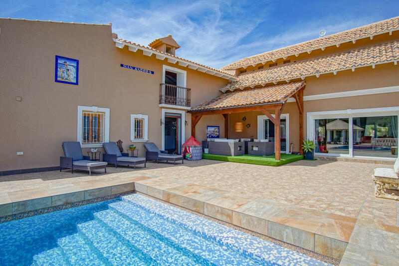 8 bedroom Villa for sale