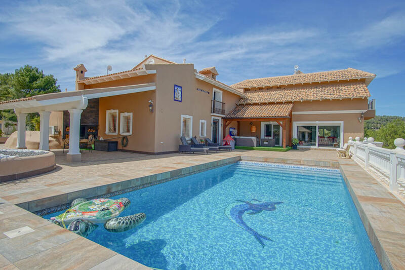 8 bedroom Villa for sale