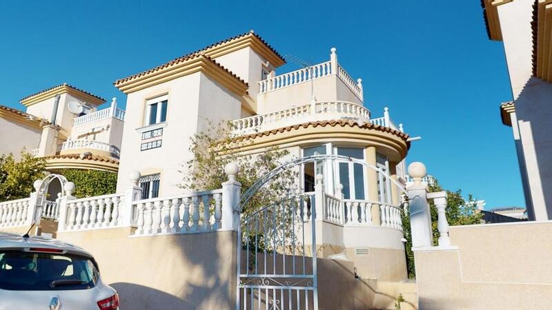 Villa Te koop in Villamartin, Alicante