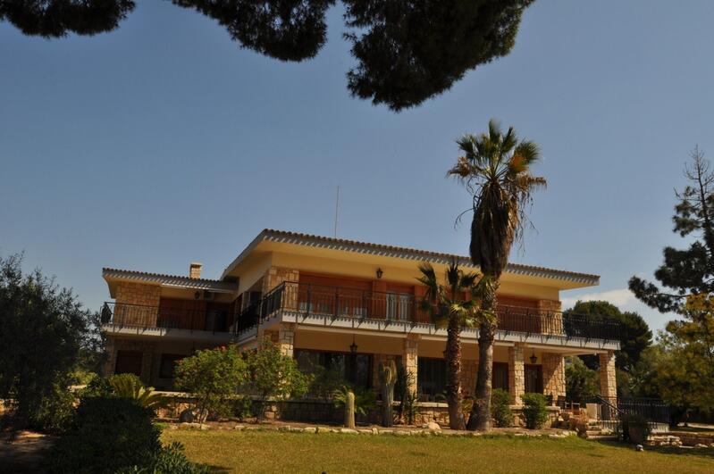 Villa en venta en Elda, Alicante