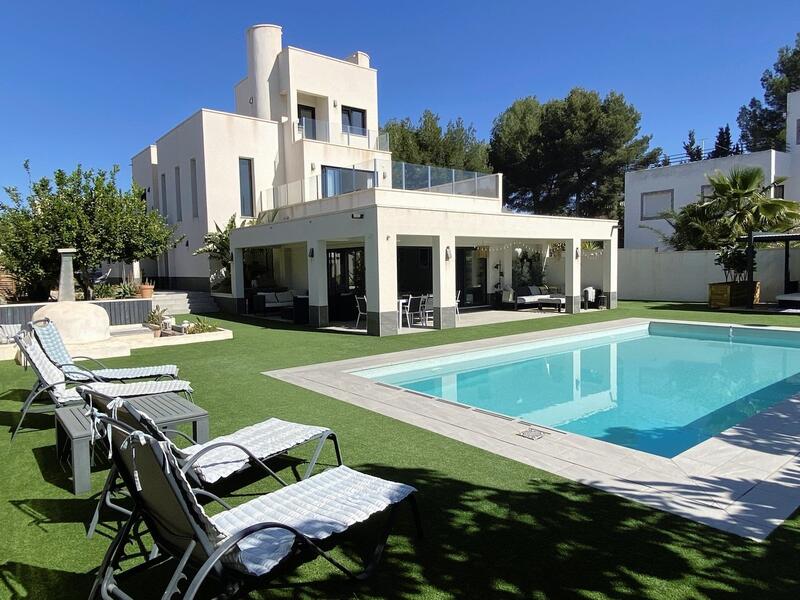 Villa til salg i Pinar de Campoverde, Alicante