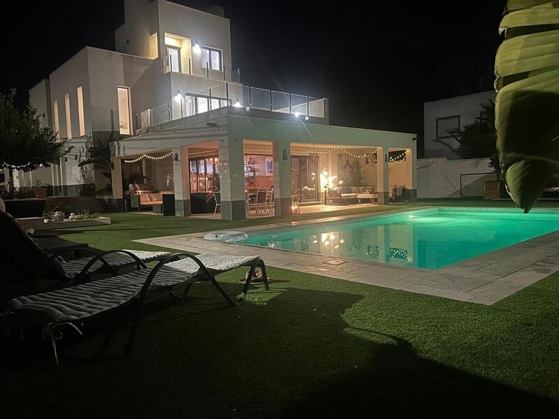 6 bedroom Villa for sale