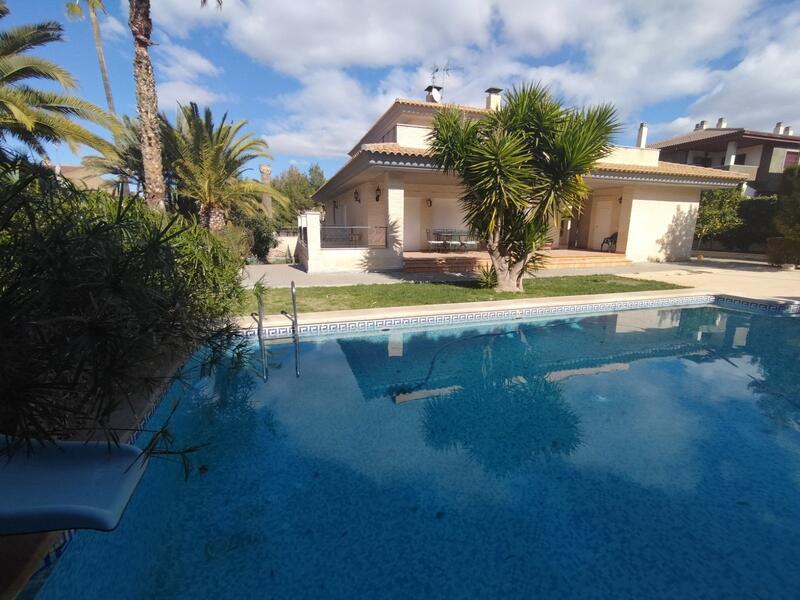 Villa en venta en Elda, Alicante