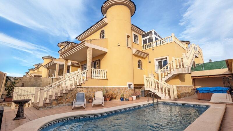 Villa til salg i Lo Crispin, Alicante