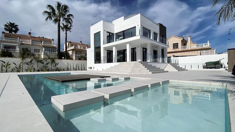 Villa til salg i Torrevieja, Alicante