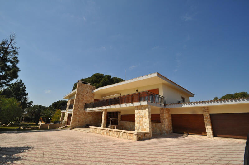 8 bedroom Villa for sale