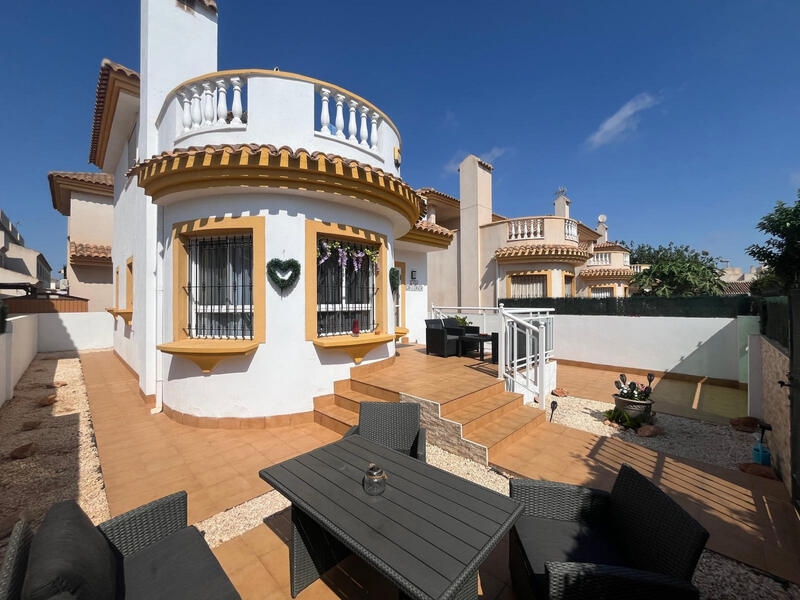 Villa en venta en Torrevieja, Alicante