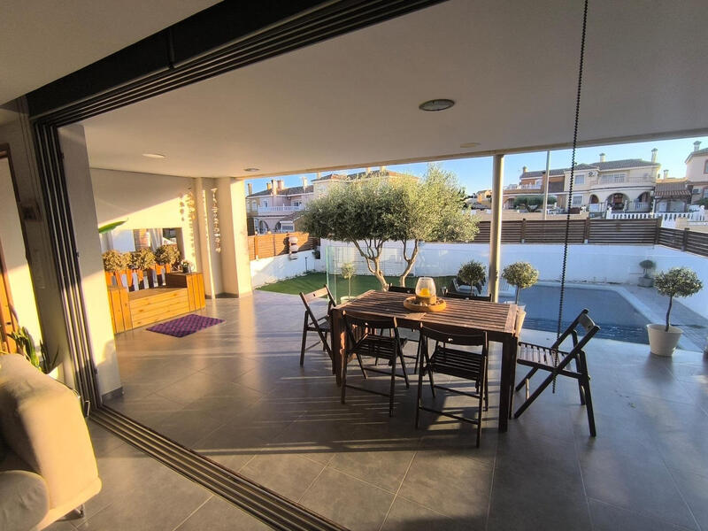 Villa à vendre dans Torrevieja, Alicante