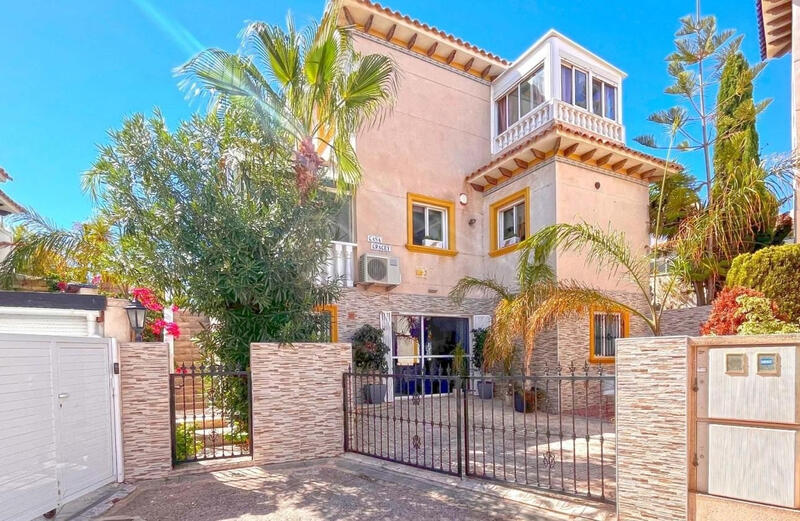 Villa en venta en La Zenia, Alicante