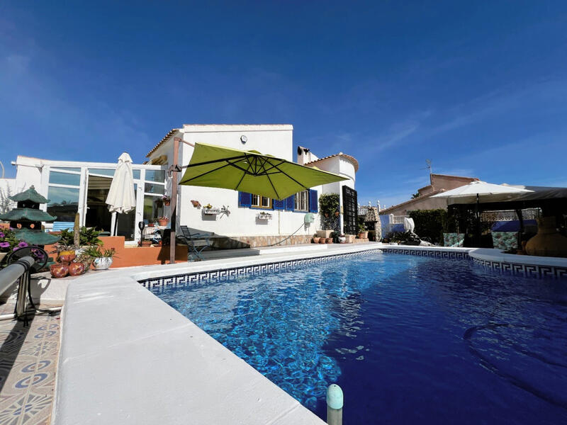 Villa en venta en Orihuela, Alicante