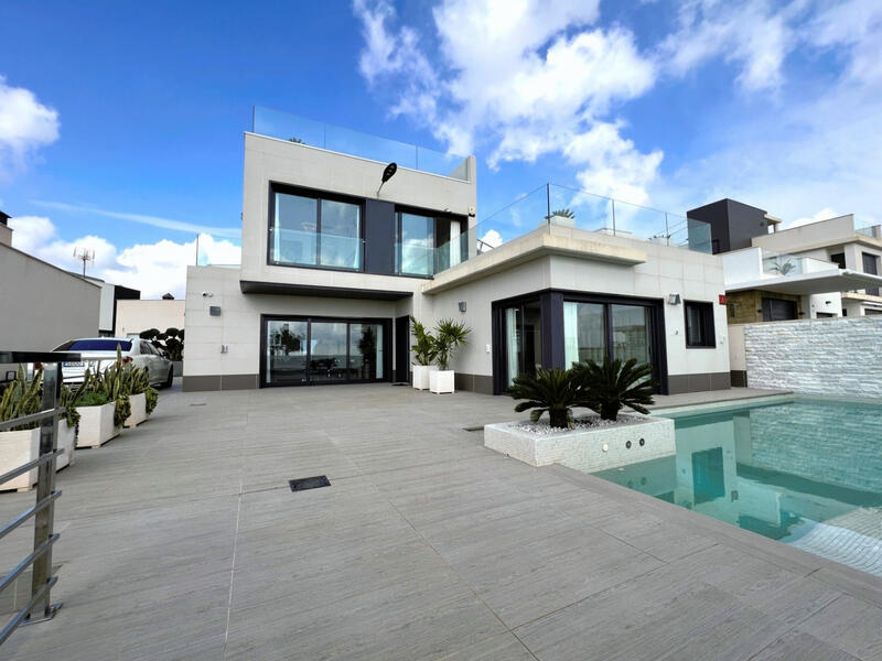 Villa for sale in San Miguel de Salinas, Alicante