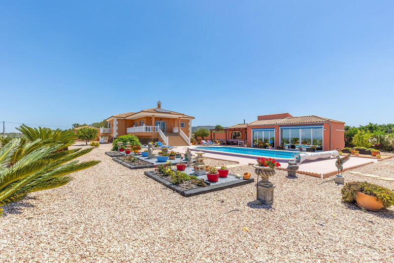 Villa for sale in Jacarilla, Alicante