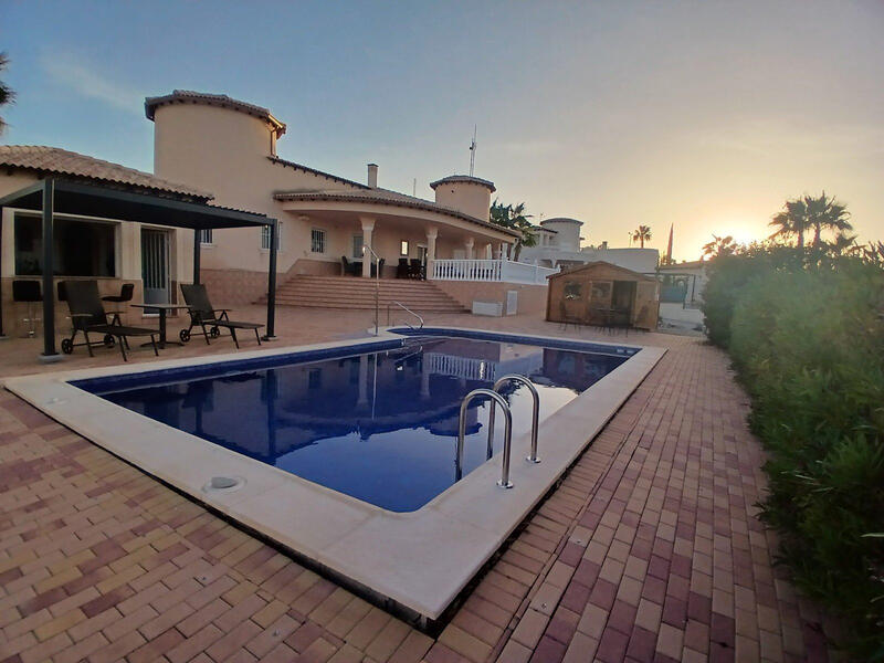 Villa till salu i Torrevieja, Alicante