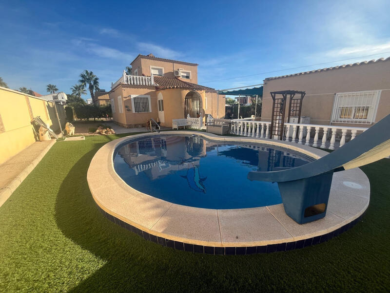 Villa till salu i Torrevieja, Alicante