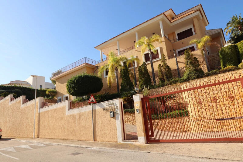 Villa for sale in Altea, Alicante