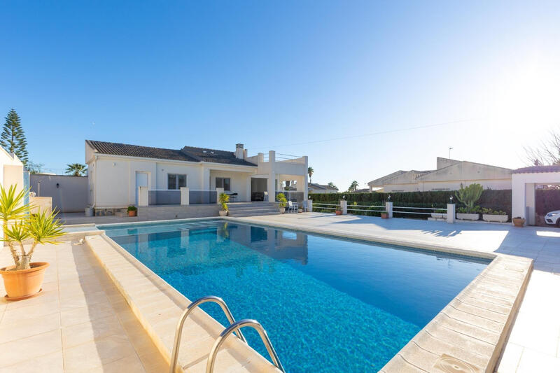 Villa en venta en Torrevieja, Alicante