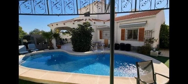 Villa till salu i Villamartin, Alicante