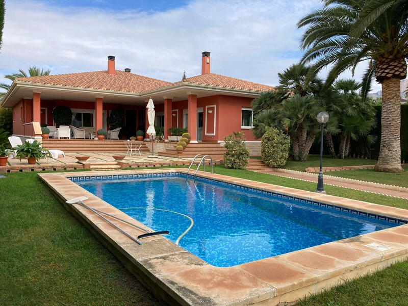 Villa til salgs i Torrevieja, Alicante