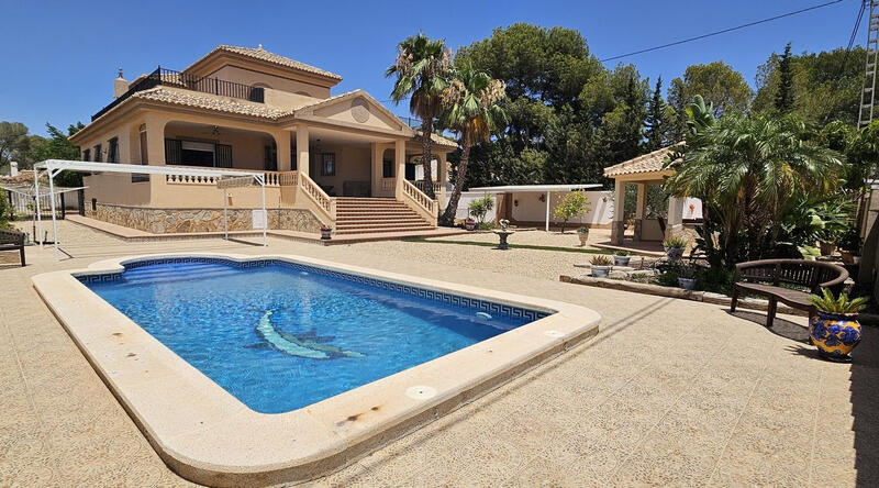 Villa til salg i Pinar de Campoverde, Alicante