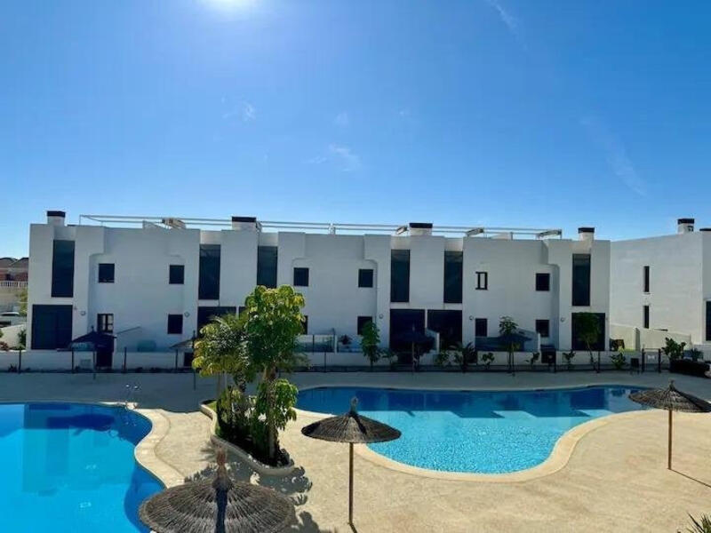 Villa en venta en Pilar de la Horadada, Alicante