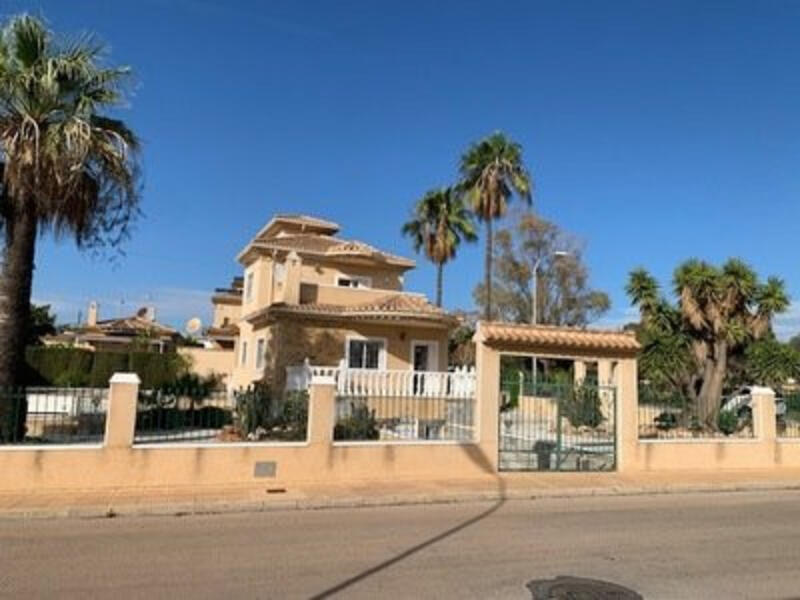 Villa til salgs i Torrevieja, Alicante