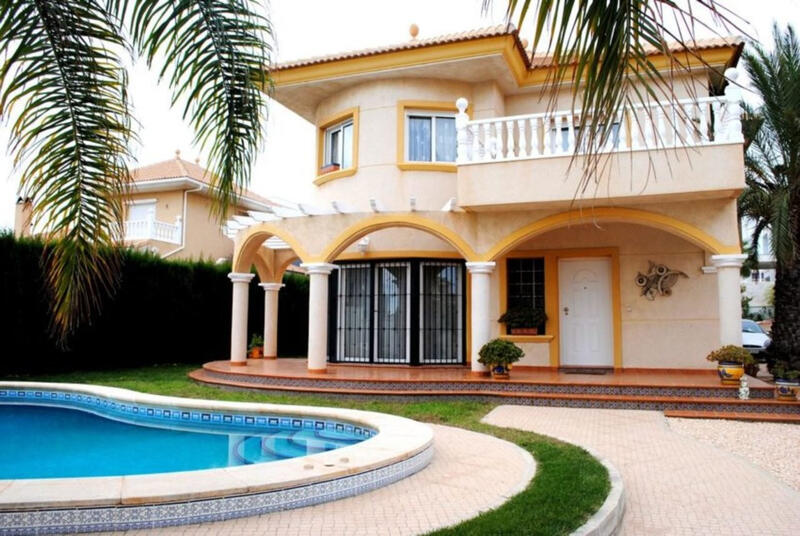 Villa en venta en La Zenia, Alicante