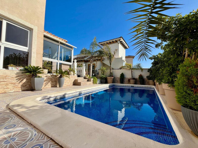 Villa en venta en La Zenia, Alicante