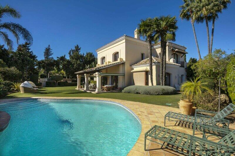 Villa for sale in Guadalmina Baja, Málaga