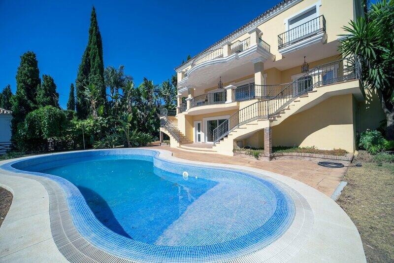 Villa for sale in La Quinta, Málaga