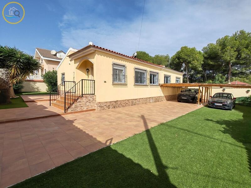 Villa til salg i Pinar de Campoverde, Alicante