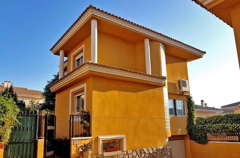 Villa en venta en Petrer, Alicante
