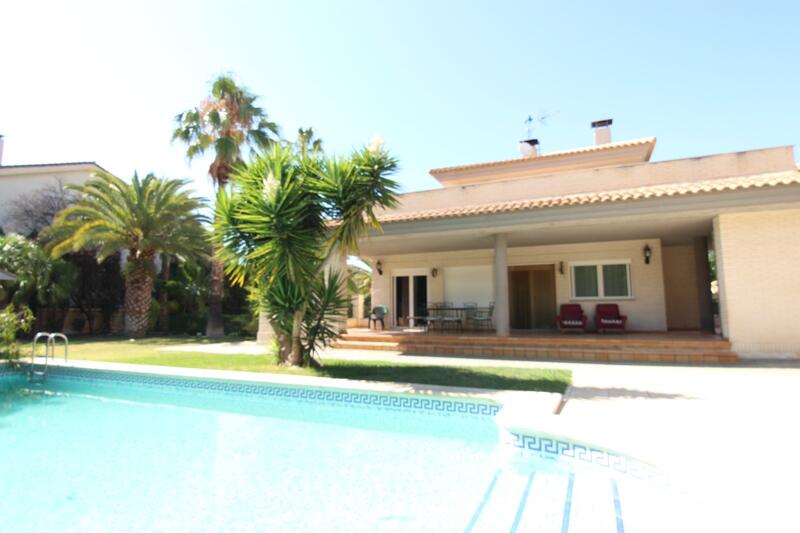 Villa for sale in Elda, Alicante