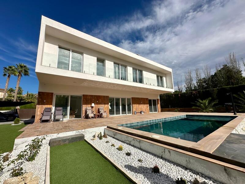 Villa for sale in Petrer, Alicante