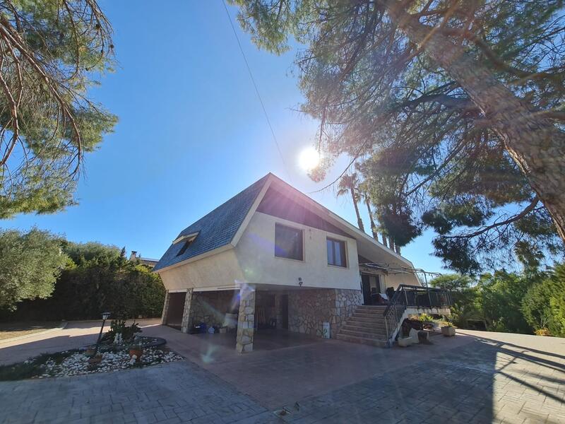 Villa en venta en Petrer, Alicante