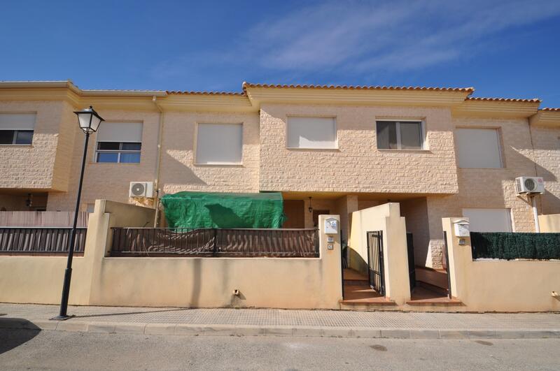 Townhouse for sale in Pinoso, Alicante