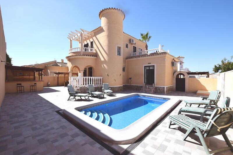 Villa for sale in Benijófar, Alicante