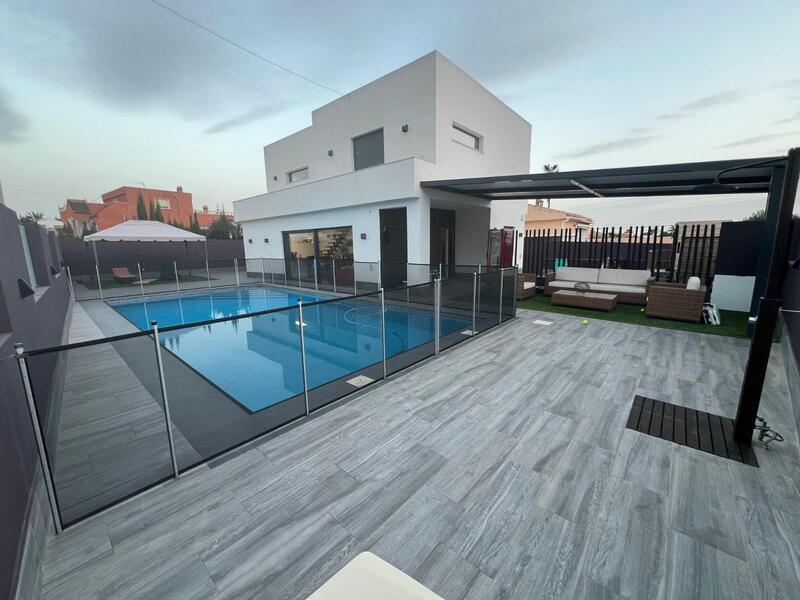 Villa for sale in Torrevieja, Alicante